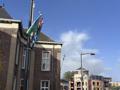 Krollenloop-vlaggetjes wapperen in de straat